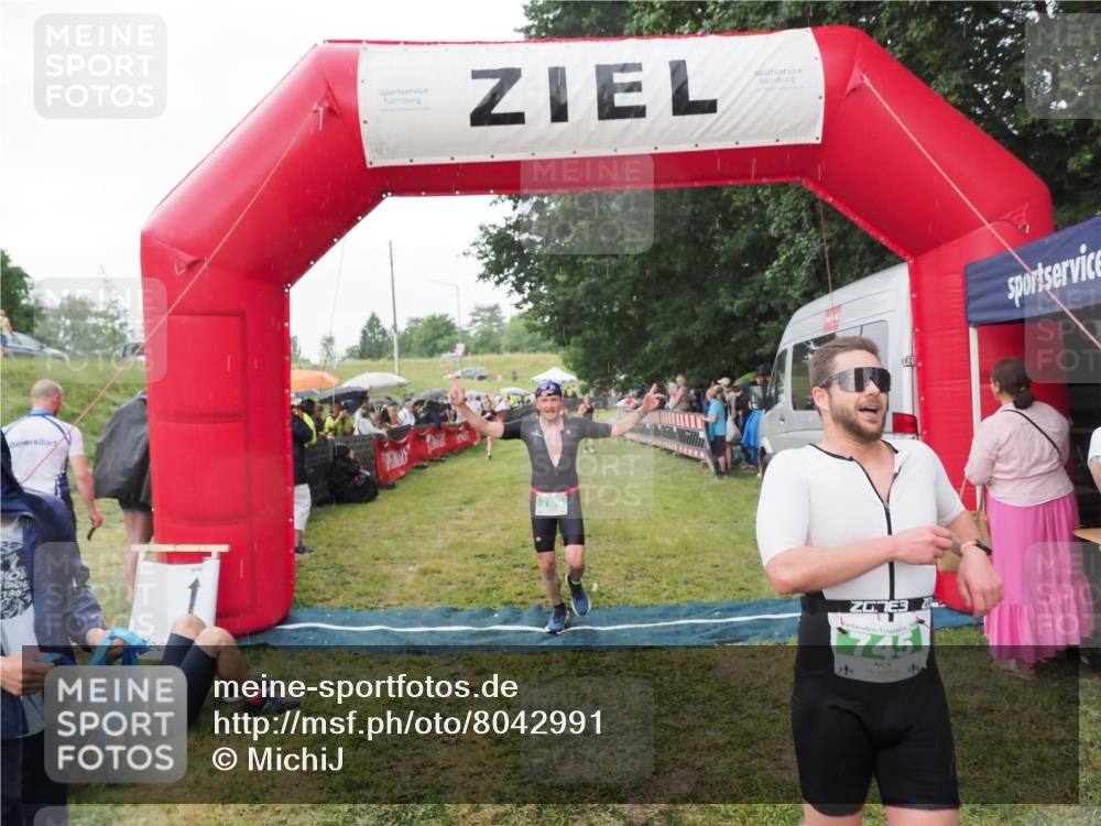 21.06.2025 - 27. Vierlanden-Triathlon MichiJ http://msf.ph/oto/8042991 15.06.2026 13:39:11 Ziel 745, 789, 920, 1082, 1083, 1084 meine-sportfotos.de