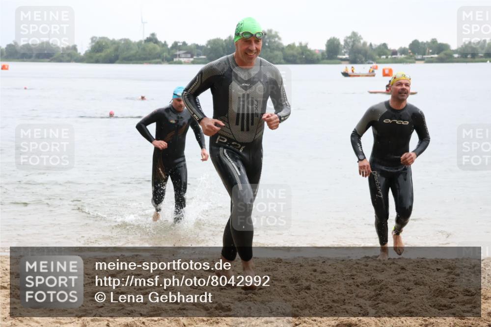 21.06.2025 - 27. Vierlanden-Triathlon Lena Gebhardt http://msf.ph/oto/8042992 15.06.2025 13:23:41 Schwimmen 1237, 1257, 1260, 1296, 1306 meine-sportfotos.de