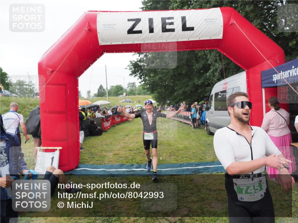 21.06.2025 - 27. Vierlanden-Triathlon MichiJ http://msf.ph/oto/8042993 15.06.2026 13:39:11 Ziel 745, 789, 920, 1082, 1083, 1084 meine-sportfotos.de