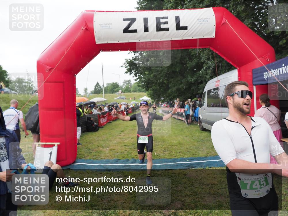 21.06.2025 - 27. Vierlanden-Triathlon MichiJ http://msf.ph/oto/8042995 15.06.2026 13:39:11 Ziel 745, 789, 920, 1082, 1083, 1084 meine-sportfotos.de