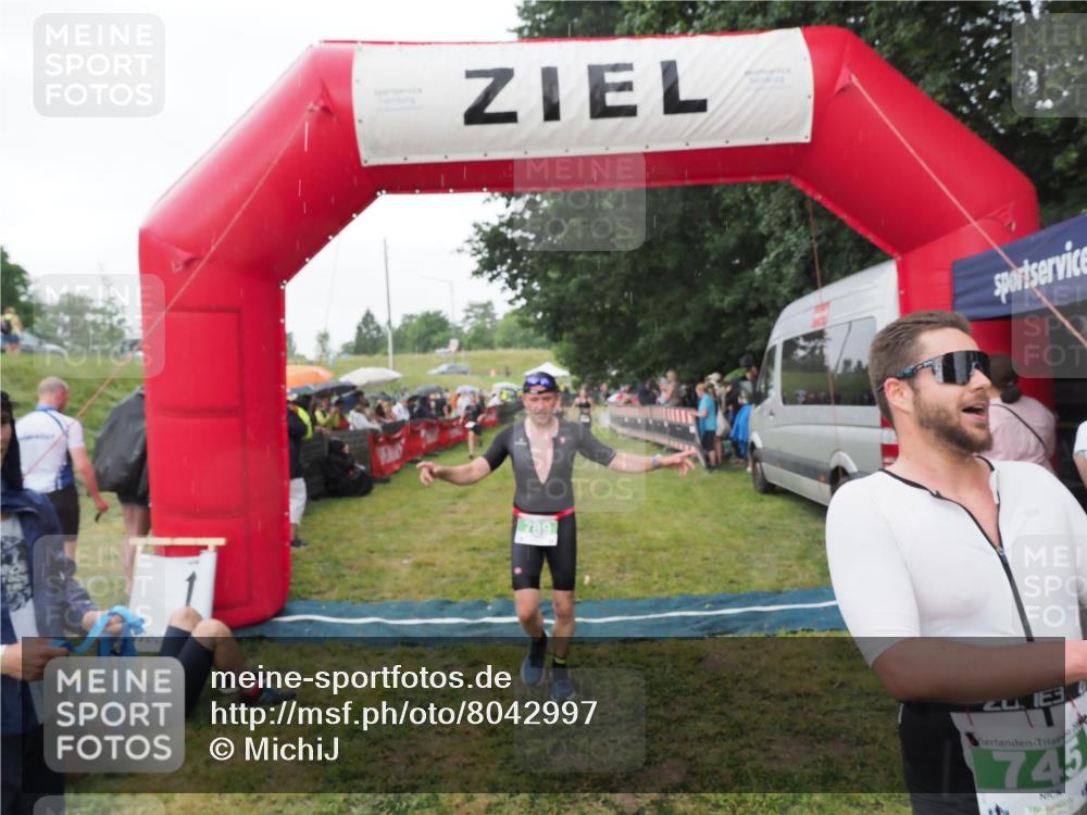 21.06.2025 - 27. Vierlanden-Triathlon MichiJ http://msf.ph/oto/8042997 15.06.2026 13:39:11 Ziel 745, 789, 920, 1082, 1083, 1084 meine-sportfotos.de