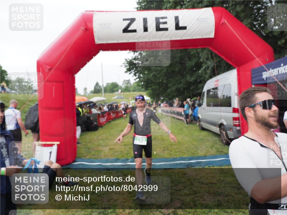 21.06.2025 - 27. Vierlanden-Triathlon MichiJ http://msf.ph/oto/8042999 15.06.2026 13:39:12 Ziel 745, 789, 824, 920, 1082, 1083, 1084 meine-sportfotos.de