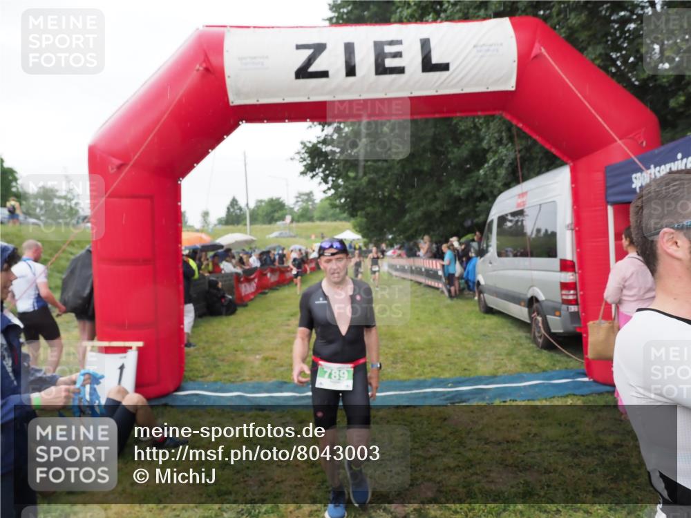 21.06.2025 - 27. Vierlanden-Triathlon MichiJ http://msf.ph/oto/8043003 15.06.2026 13:39:12 Ziel 745, 789, 824, 920, 1082, 1083, 1084 meine-sportfotos.de