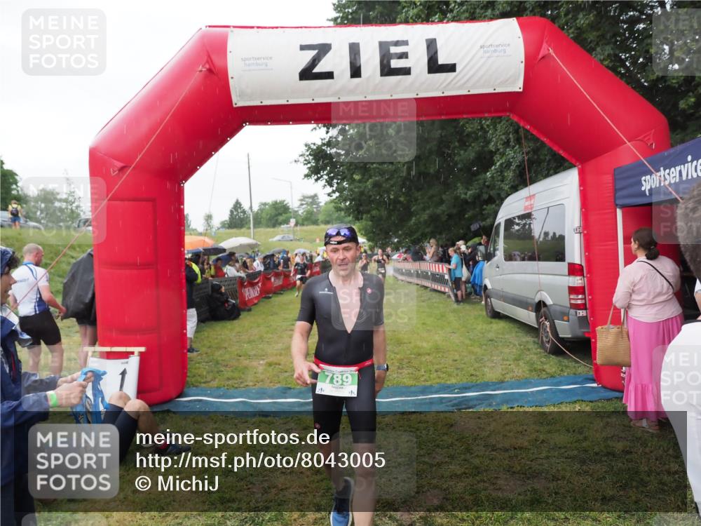 21.06.2025 - 27. Vierlanden-Triathlon MichiJ http://msf.ph/oto/8043005 15.06.2026 13:39:12 Ziel 745, 789, 824, 920, 1082, 1083, 1084 meine-sportfotos.de