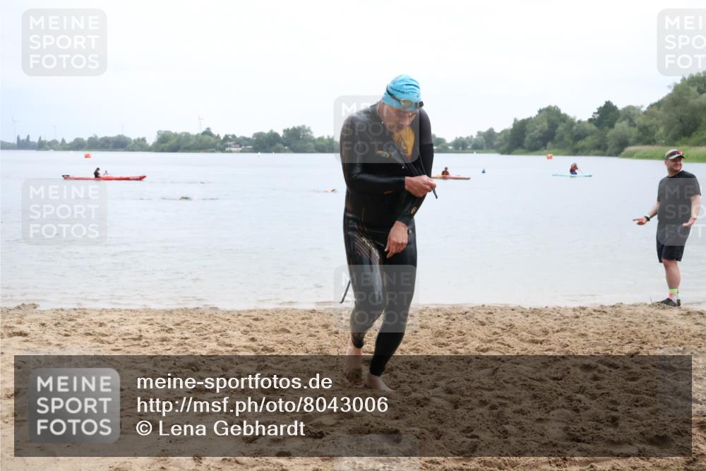 21.06.2025 - 27. Vierlanden-Triathlon Lena Gebhardt http://msf.ph/oto/8043006 15.06.2025 13:23:45 Schwimmen 1237, 1245, 1257, 1260, 1296 meine-sportfotos.de