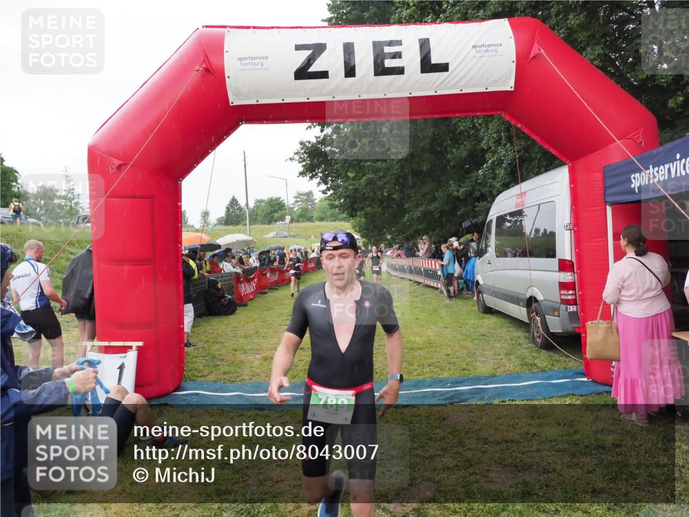 21.06.2025 - 27. Vierlanden-Triathlon MichiJ http://msf.ph/oto/8043007 15.06.2026 13:39:12 Ziel 745, 789, 824, 920, 1082, 1083, 1084 meine-sportfotos.de