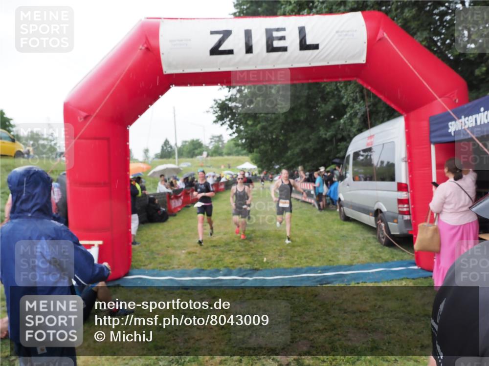 21.06.2025 - 27. Vierlanden-Triathlon MichiJ http://msf.ph/oto/8043009 15.06.2026 13:39:14 Ziel 745, 789, 824, 920, 1082, 1083, 1084 meine-sportfotos.de