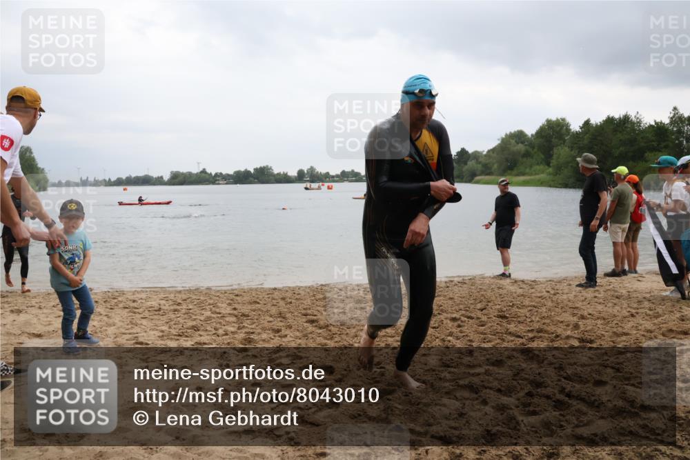 21.06.2025 - 27. Vierlanden-Triathlon Lena Gebhardt http://msf.ph/oto/8043010 15.06.2025 13:23:45 Schwimmen 1237, 1245, 1257, 1260, 1296 meine-sportfotos.de