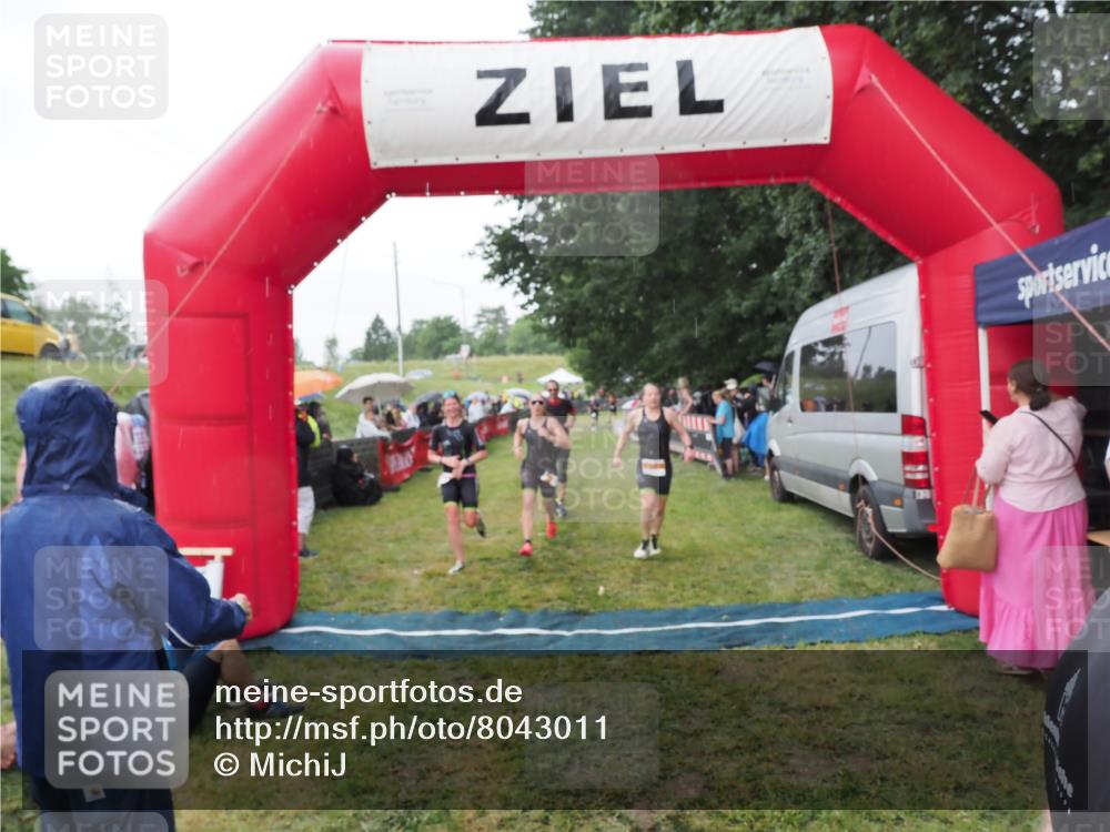 21.06.2025 - 27. Vierlanden-Triathlon MichiJ http://msf.ph/oto/8043011 15.06.2026 13:39:14 Ziel 745, 789, 824, 920, 1082, 1083, 1084 meine-sportfotos.de