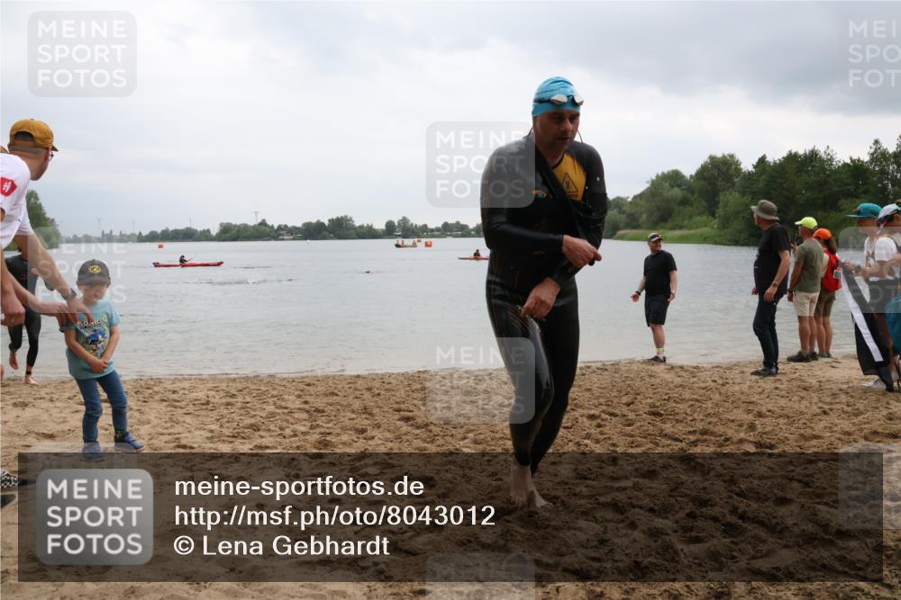 21.06.2025 - 27. Vierlanden-Triathlon Lena Gebhardt http://msf.ph/oto/8043012 15.06.2025 13:23:45 Schwimmen 1237, 1245, 1257, 1260, 1296 meine-sportfotos.de