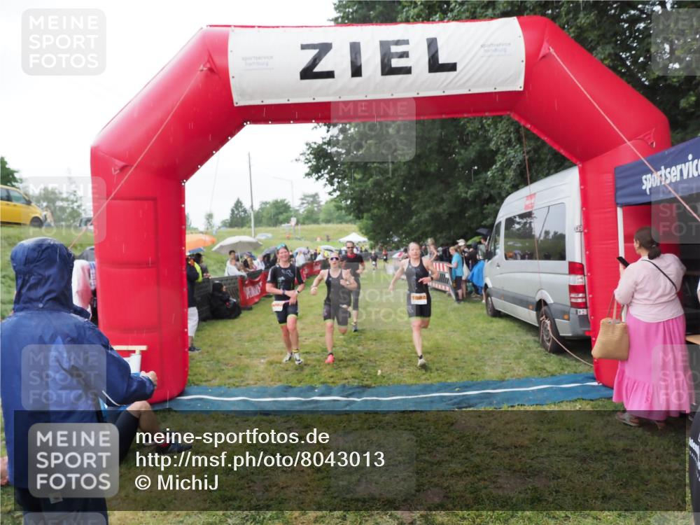 21.06.2025 - 27. Vierlanden-Triathlon MichiJ http://msf.ph/oto/8043013 15.06.2026 13:39:14 Ziel 745, 789, 824, 920, 1082, 1083, 1084 meine-sportfotos.de