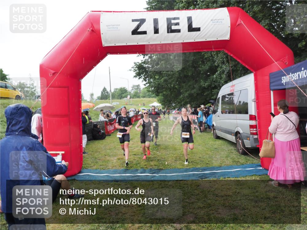 21.06.2025 - 27. Vierlanden-Triathlon MichiJ http://msf.ph/oto/8043015 15.06.2026 13:39:15 Ziel 745, 789, 824, 920, 1082, 1083, 1084 meine-sportfotos.de