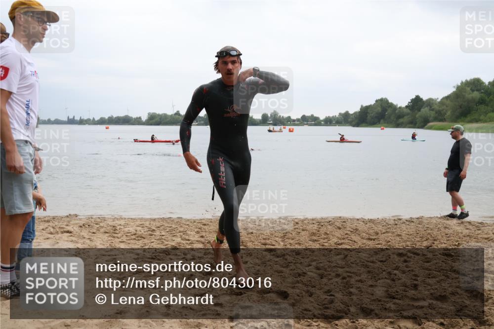21.06.2025 - 27. Vierlanden-Triathlon Lena Gebhardt http://msf.ph/oto/8043016 15.06.2025 13:23:48 Schwimmen 1237, 1245, 1257, 1260, 1296 meine-sportfotos.de