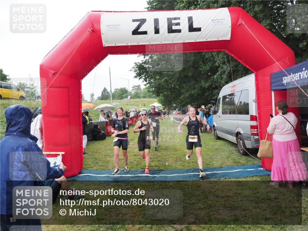 21.06.2025 - 27. Vierlanden-Triathlon MichiJ http://msf.ph/oto/8043020 15.06.2026 13:39:15 Ziel 745, 789, 824, 920, 1082, 1083, 1084 meine-sportfotos.de
