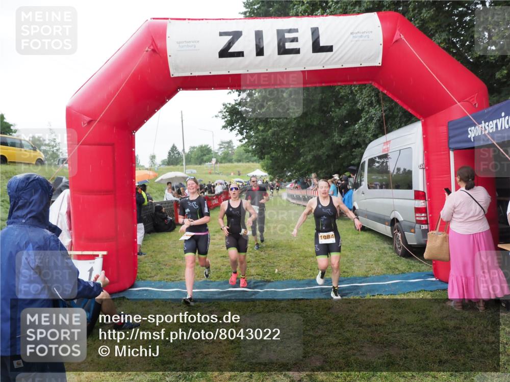 21.06.2025 - 27. Vierlanden-Triathlon MichiJ http://msf.ph/oto/8043022 15.06.2026 13:39:15 Ziel 745, 789, 824, 920, 1082, 1083, 1084 meine-sportfotos.de