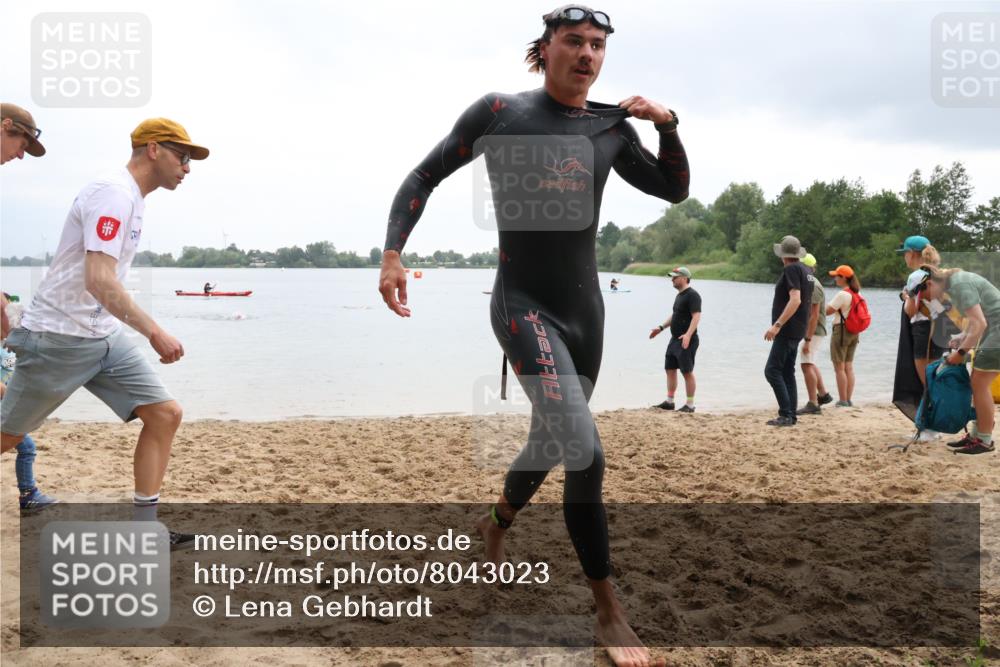 21.06.2025 - 27. Vierlanden-Triathlon Lena Gebhardt http://msf.ph/oto/8043023 15.06.2025 13:23:48 Schwimmen 1237, 1245, 1257, 1260, 1296 meine-sportfotos.de