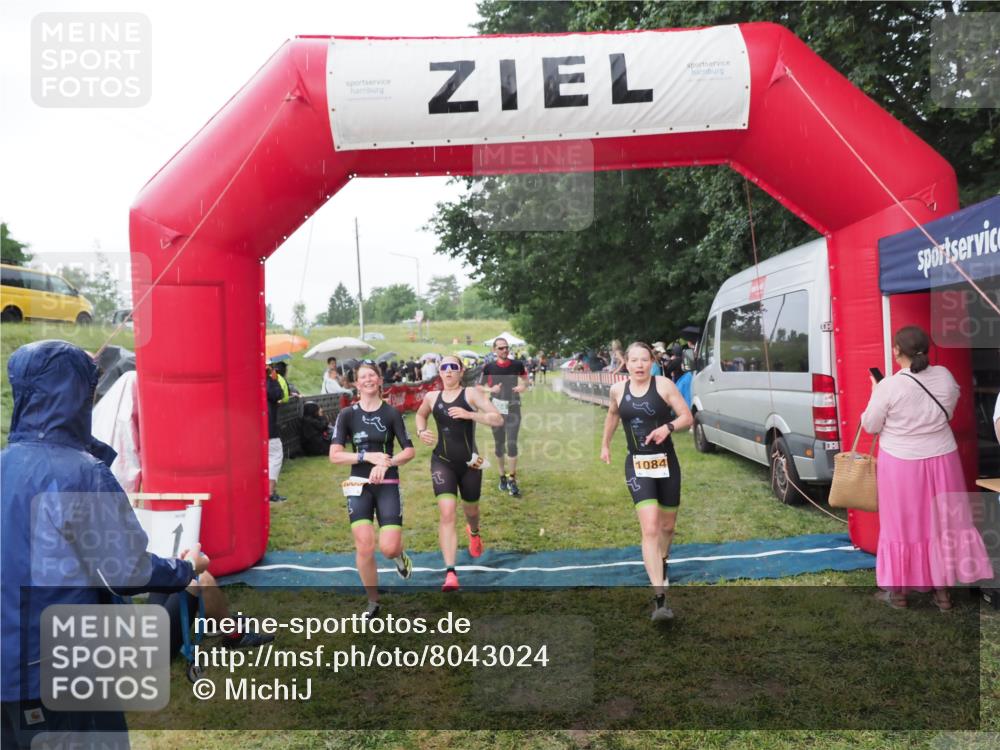 21.06.2025 - 27. Vierlanden-Triathlon MichiJ http://msf.ph/oto/8043024 15.06.2026 13:39:15 Ziel 745, 789, 824, 920, 1082, 1083, 1084 meine-sportfotos.de