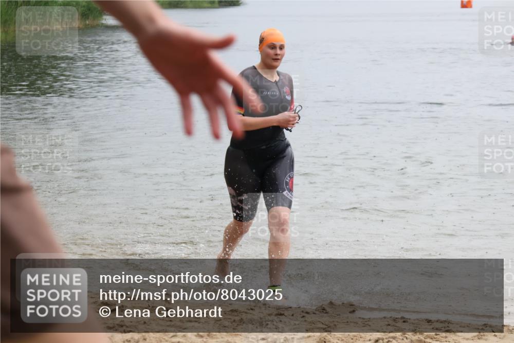 21.06.2025 - 27. Vierlanden-Triathlon Lena Gebhardt http://msf.ph/oto/8043025 15.06.2025 13:23:51 Schwimmen 1237, 1245, 1257, 1260, 1296 meine-sportfotos.de