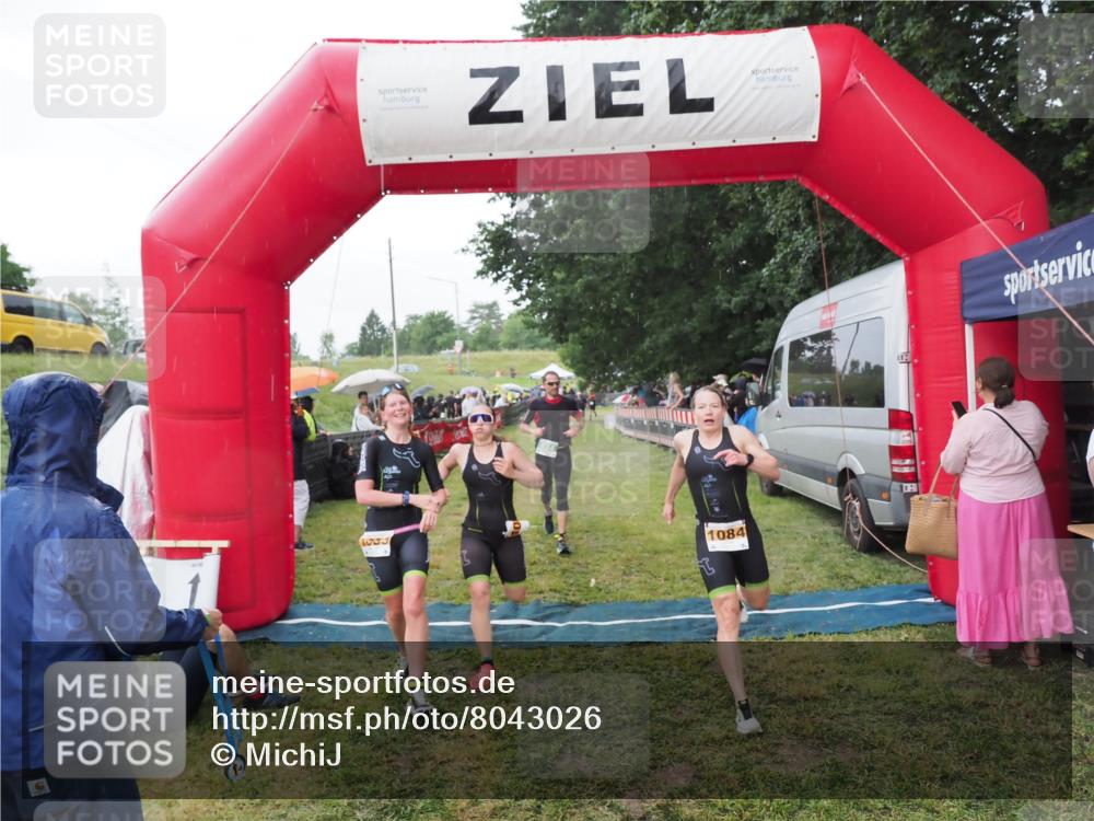 21.06.2025 - 27. Vierlanden-Triathlon MichiJ http://msf.ph/oto/8043026 15.06.2026 13:39:15 Ziel 745, 789, 824, 920, 1082, 1083, 1084 meine-sportfotos.de
