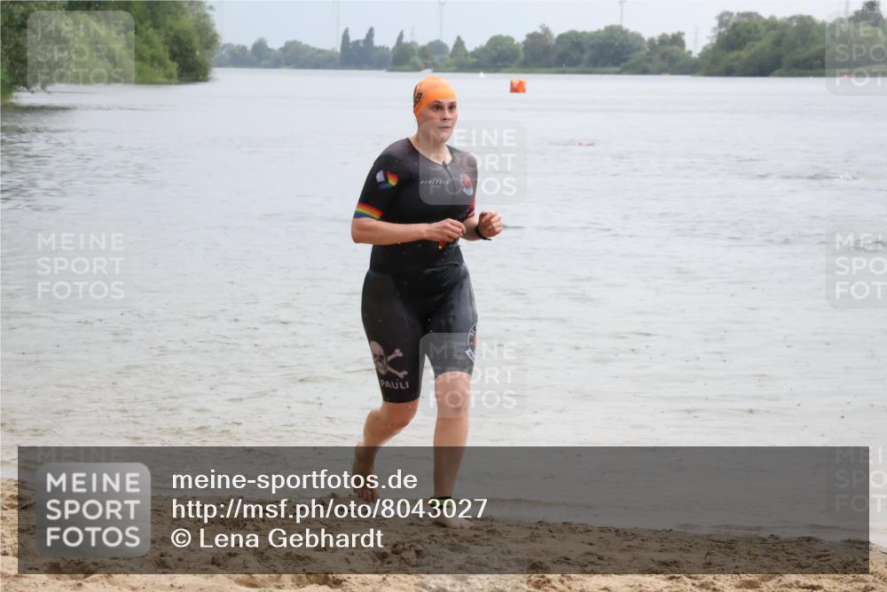 21.06.2025 - 27. Vierlanden-Triathlon Lena Gebhardt http://msf.ph/oto/8043027 15.06.2025 13:23:52 Schwimmen 1245, 1257, 1260, 1296 meine-sportfotos.de
