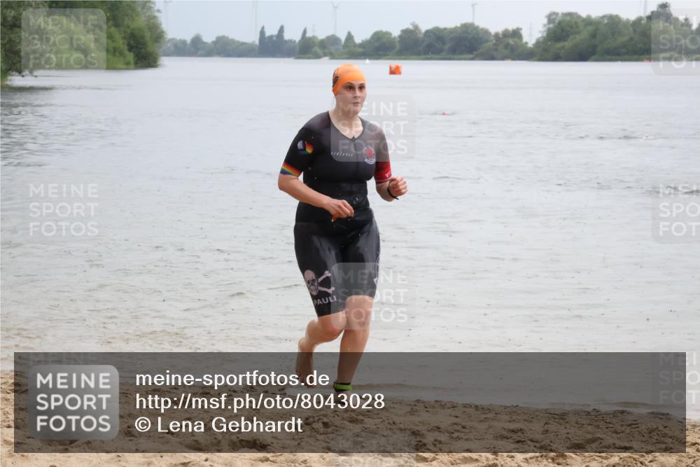 21.06.2025 - 27. Vierlanden-Triathlon Lena Gebhardt http://msf.ph/oto/8043028 15.06.2025 13:23:52 Schwimmen 1245, 1257, 1260, 1296 meine-sportfotos.de