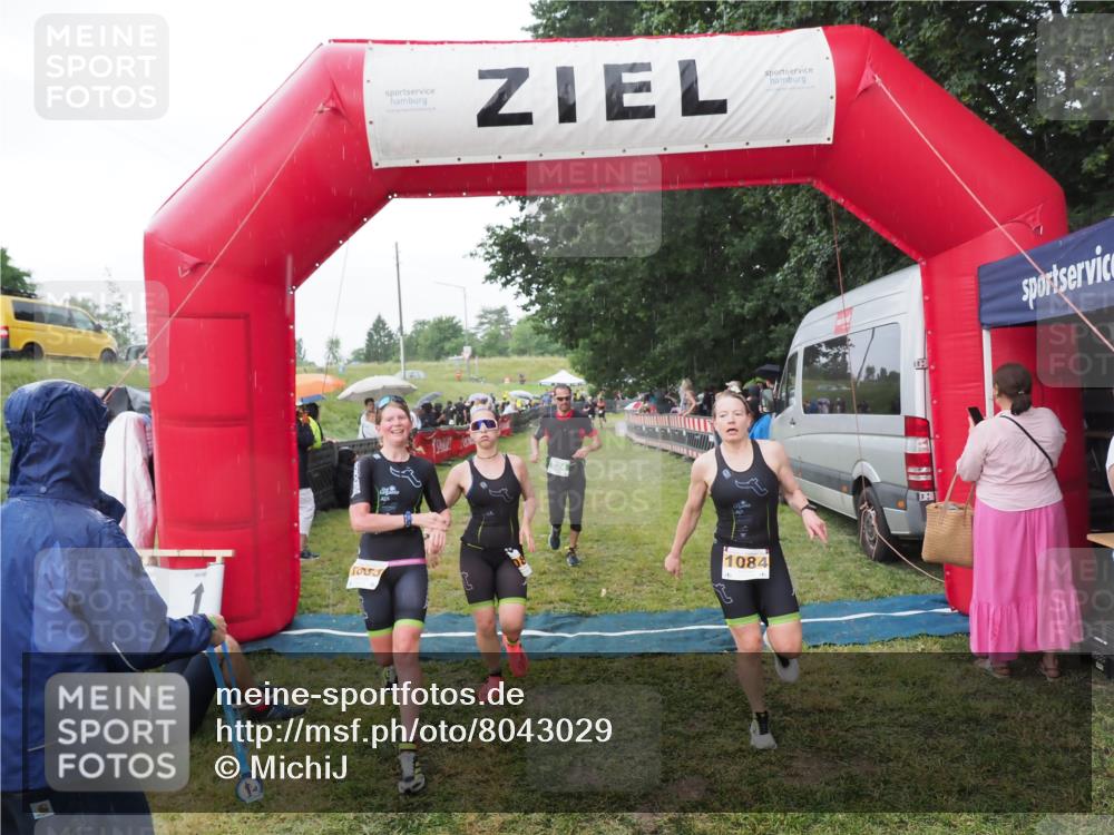 21.06.2025 - 27. Vierlanden-Triathlon MichiJ http://msf.ph/oto/8043029 15.06.2026 13:39:15 Ziel 745, 789, 824, 920, 1082, 1083, 1084 meine-sportfotos.de