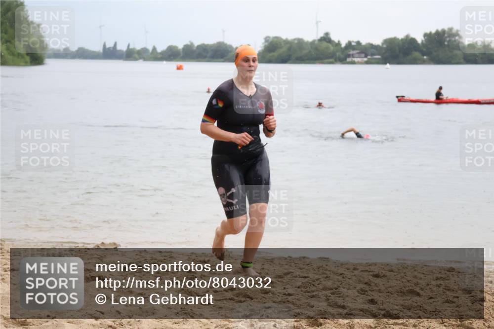 21.06.2025 - 27. Vierlanden-Triathlon Lena Gebhardt http://msf.ph/oto/8043032 15.06.2025 13:23:53 Schwimmen 1245, 1257, 1260 meine-sportfotos.de