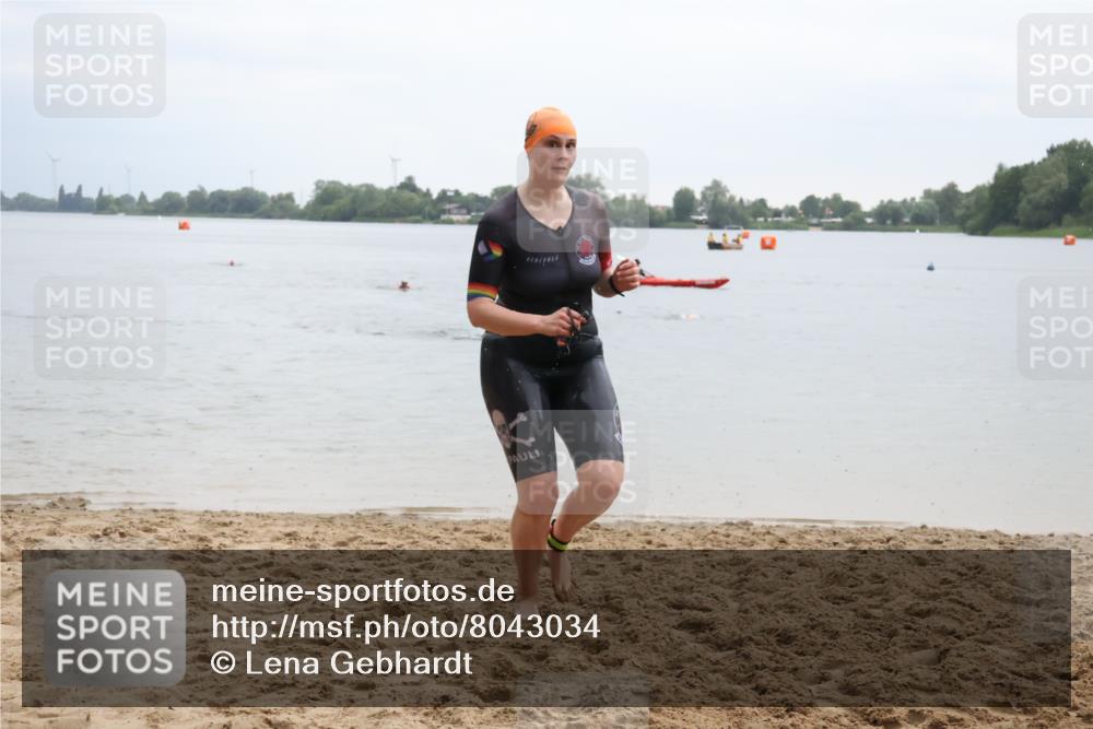 21.06.2025 - 27. Vierlanden-Triathlon Lena Gebhardt http://msf.ph/oto/8043034 15.06.2025 13:23:54 Schwimmen 1245, 1257, 1260 meine-sportfotos.de