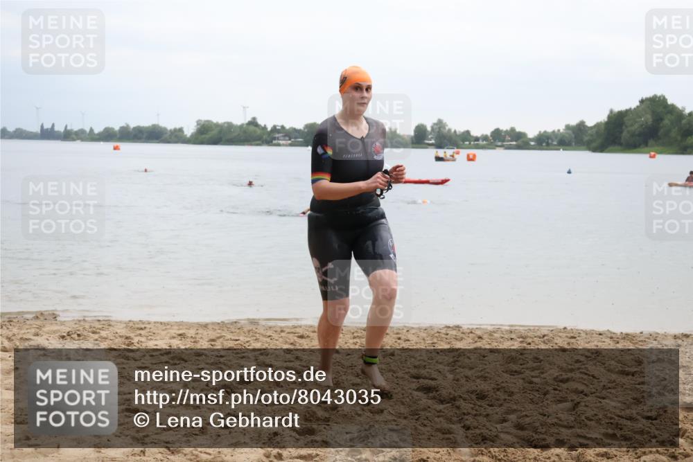 21.06.2025 - 27. Vierlanden-Triathlon Lena Gebhardt http://msf.ph/oto/8043035 15.06.2025 13:23:54 Schwimmen 1245, 1257, 1260 meine-sportfotos.de