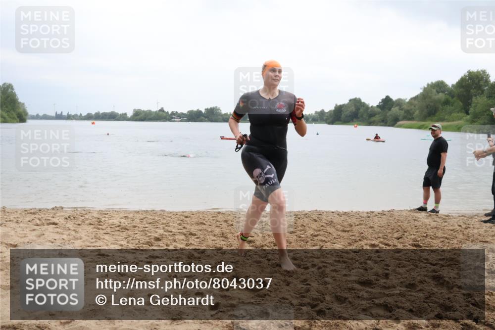 21.06.2025 - 27. Vierlanden-Triathlon Lena Gebhardt http://msf.ph/oto/8043037 15.06.2025 13:23:54 Schwimmen 1245, 1257, 1260 meine-sportfotos.de
