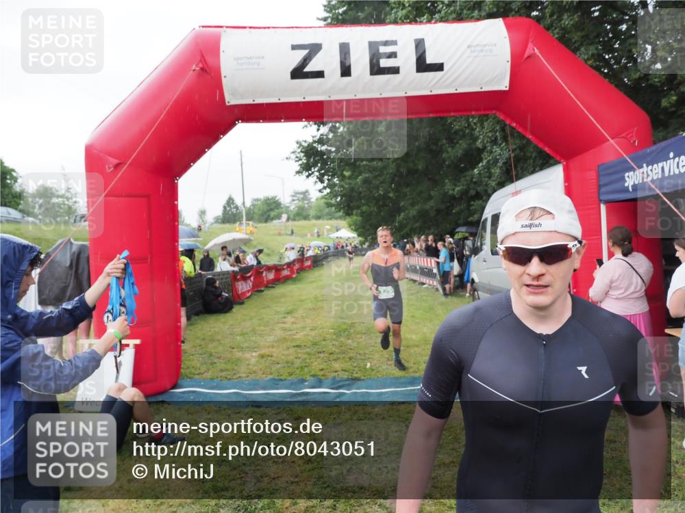 21.06.2025 - 27. Vierlanden-Triathlon MichiJ http://msf.ph/oto/8043051 15.06.2026 13:39:26 Ziel 645, 739 meine-sportfotos.de
