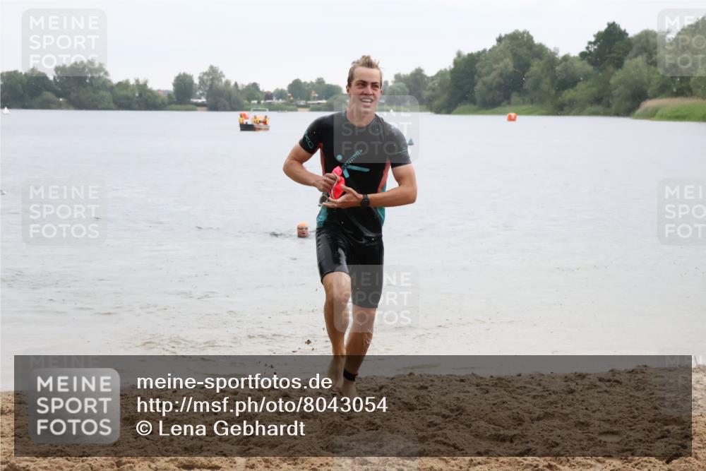 21.06.2025 - 27. Vierlanden-Triathlon Lena Gebhardt http://msf.ph/oto/8043054 15.06.2025 13:24:10 Schwimmen 1307 meine-sportfotos.de