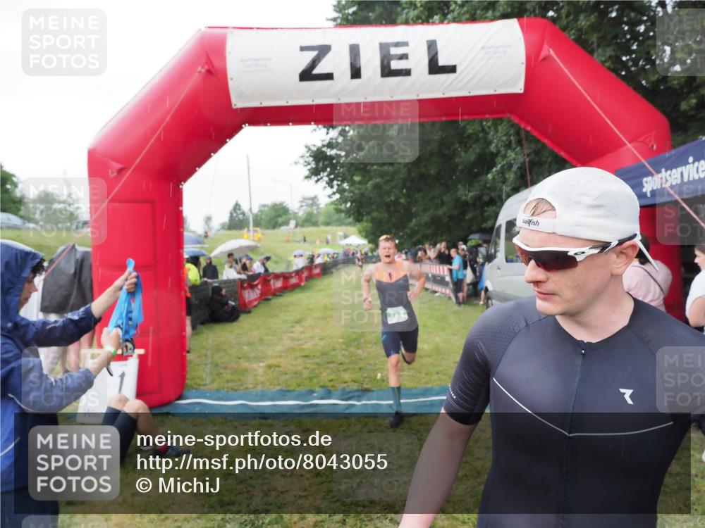 21.06.2025 - 27. Vierlanden-Triathlon MichiJ http://msf.ph/oto/8043055 15.06.2026 13:39:26 Ziel 645, 739 meine-sportfotos.de