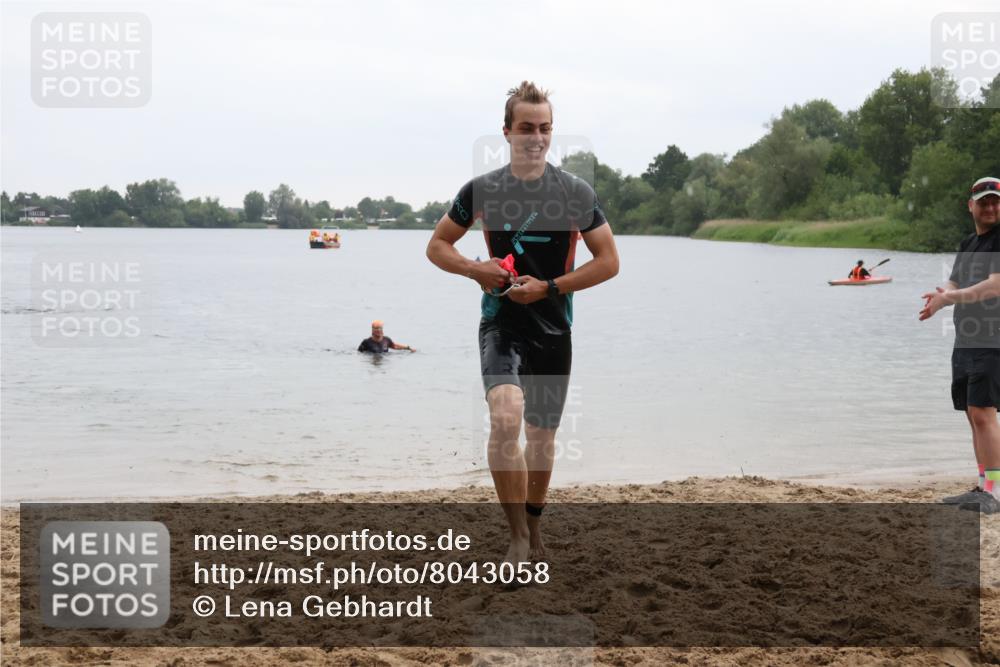 21.06.2025 - 27. Vierlanden-Triathlon Lena Gebhardt http://msf.ph/oto/8043058 15.06.2025 13:24:11 Schwimmen 1307 meine-sportfotos.de