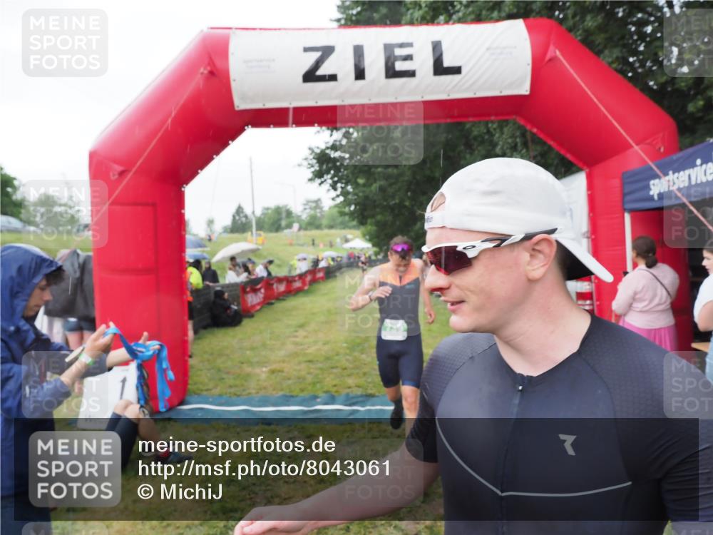 21.06.2025 - 27. Vierlanden-Triathlon MichiJ http://msf.ph/oto/8043061 15.06.2026 13:39:26 Ziel 645, 739 meine-sportfotos.de