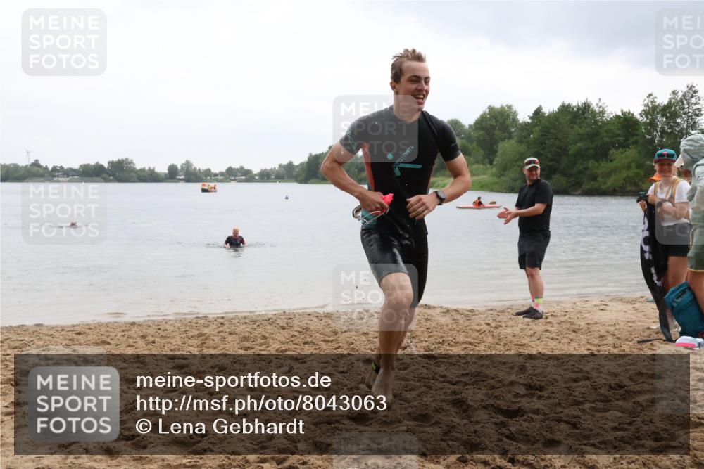 21.06.2025 - 27. Vierlanden-Triathlon Lena Gebhardt http://msf.ph/oto/8043063 15.06.2025 13:24:12 Schwimmen 1307 meine-sportfotos.de