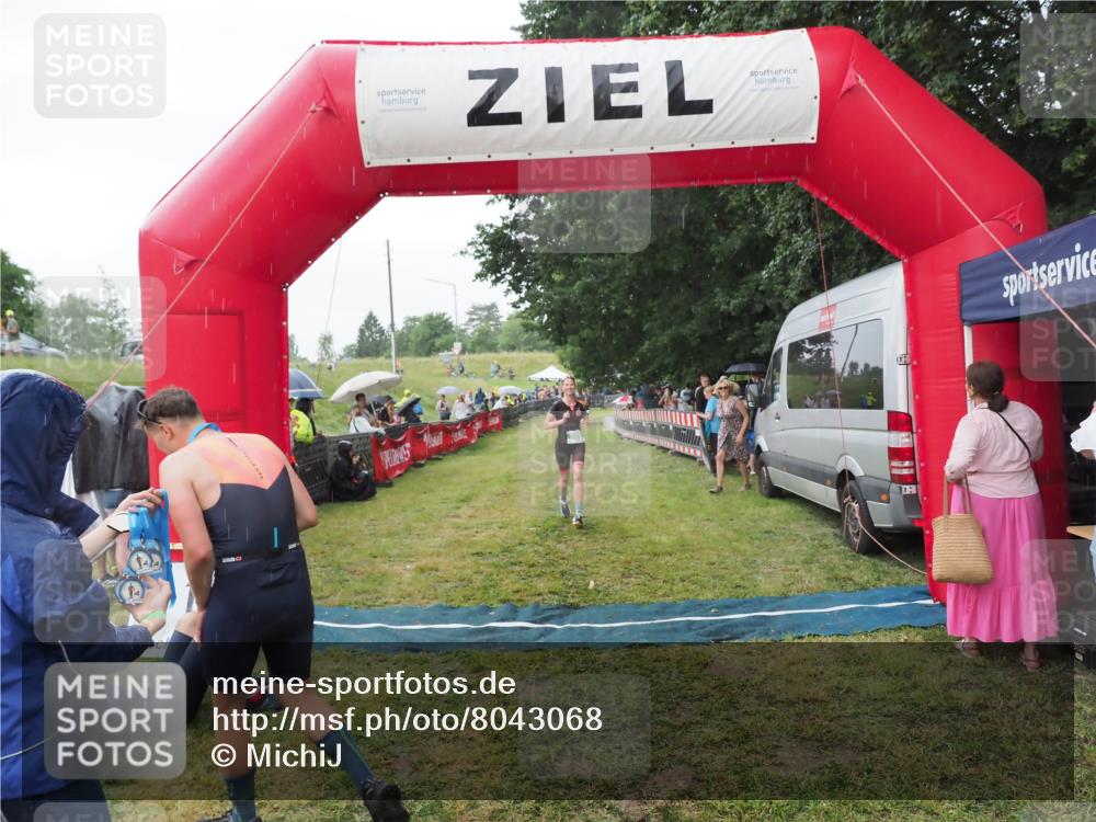 21.06.2025 - 27. Vierlanden-Triathlon MichiJ http://msf.ph/oto/8043068 15.06.2026 13:39:33 Ziel 739, 909 meine-sportfotos.de