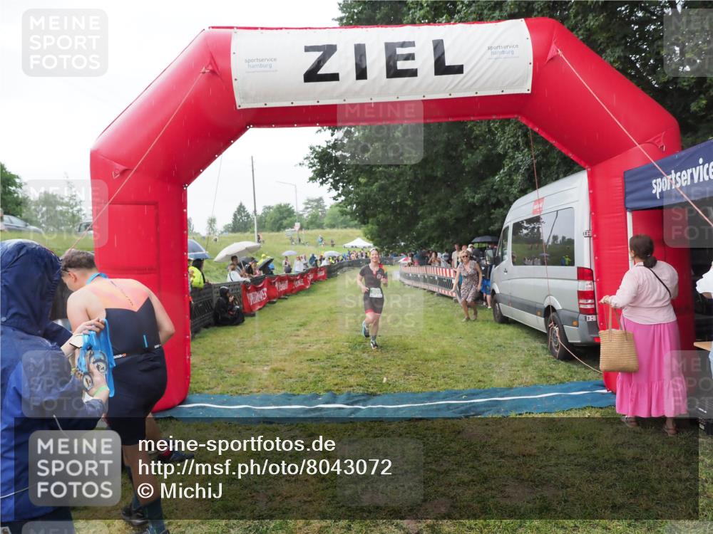 21.06.2025 - 27. Vierlanden-Triathlon MichiJ http://msf.ph/oto/8043072 15.06.2026 13:39:34 Ziel 909 meine-sportfotos.de