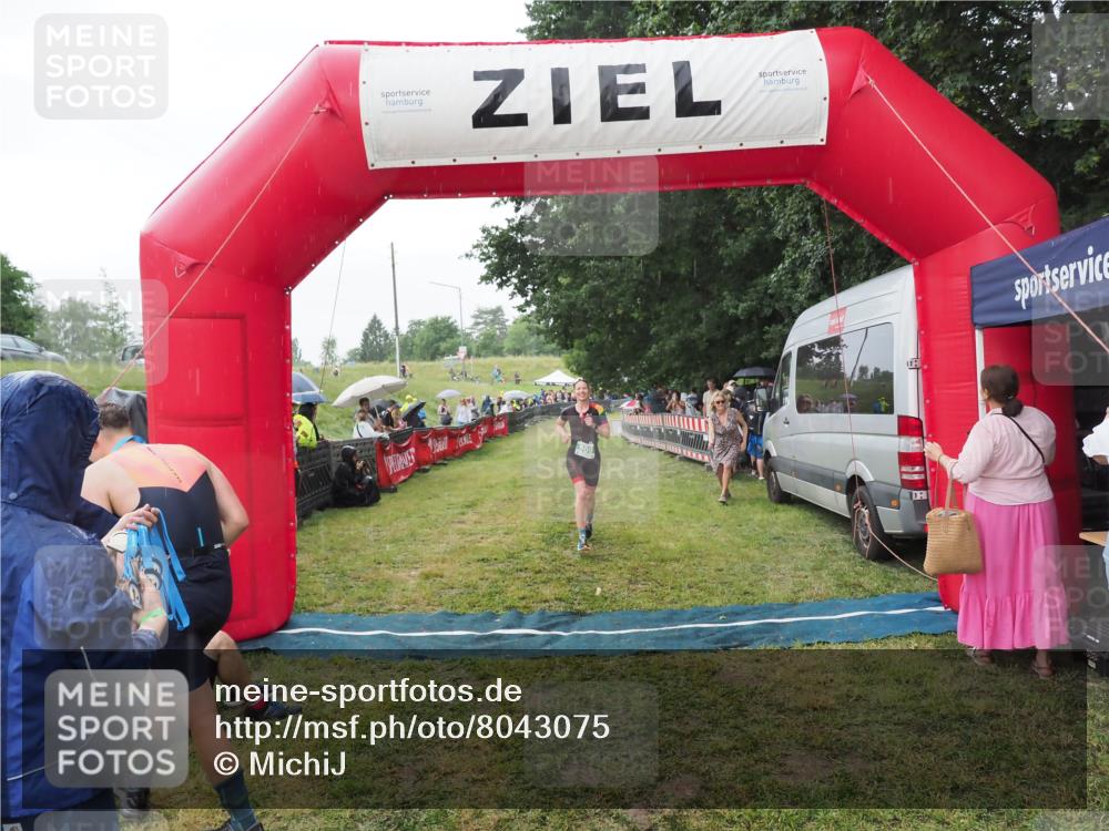 21.06.2025 - 27. Vierlanden-Triathlon MichiJ http://msf.ph/oto/8043075 15.06.2026 13:39:34 Ziel 909 meine-sportfotos.de