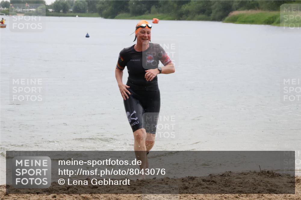 21.06.2025 - 27. Vierlanden-Triathlon Lena Gebhardt http://msf.ph/oto/8043076 15.06.2025 13:24:21 Schwimmen 1241 meine-sportfotos.de