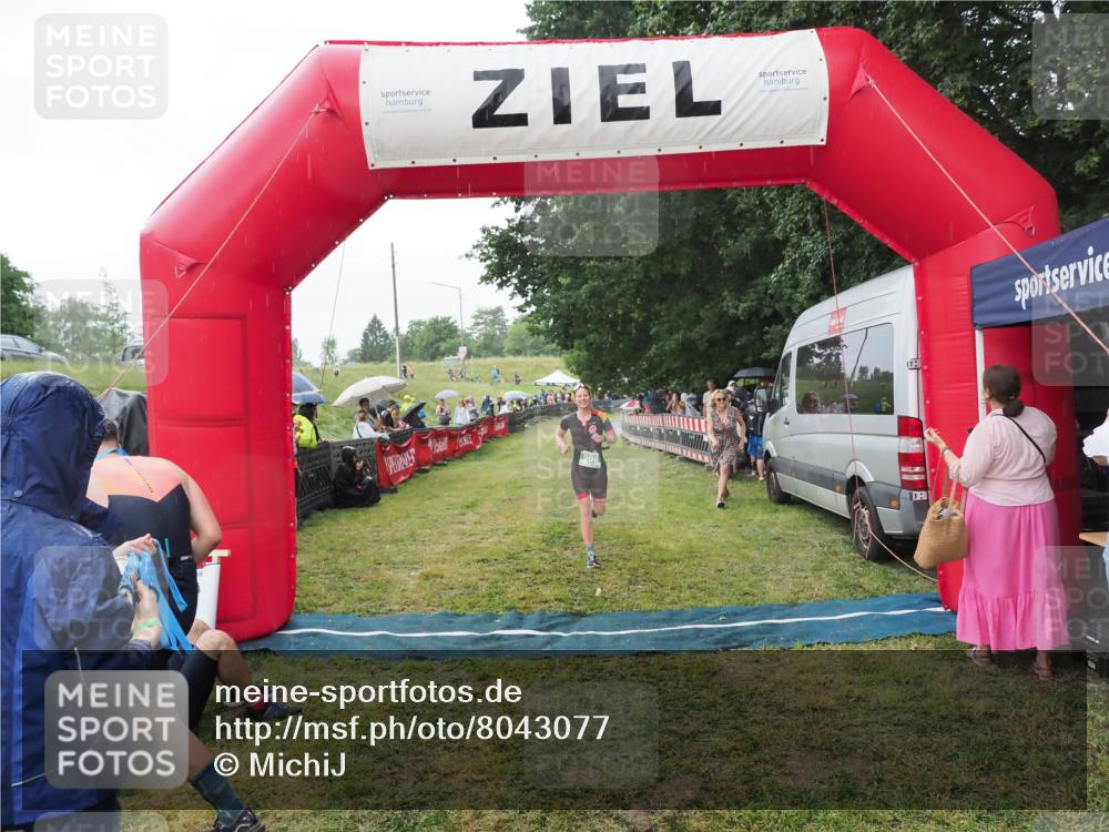 21.06.2025 - 27. Vierlanden-Triathlon MichiJ http://msf.ph/oto/8043077 15.06.2026 13:39:34 Ziel 909 meine-sportfotos.de