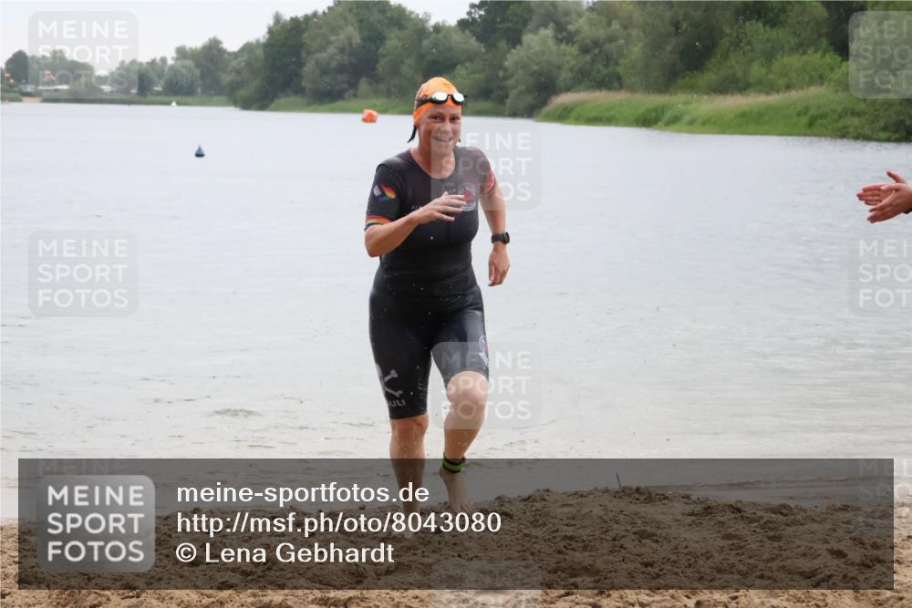 21.06.2025 - 27. Vierlanden-Triathlon Lena Gebhardt http://msf.ph/oto/8043080 15.06.2025 13:24:22 Schwimmen 1241 meine-sportfotos.de