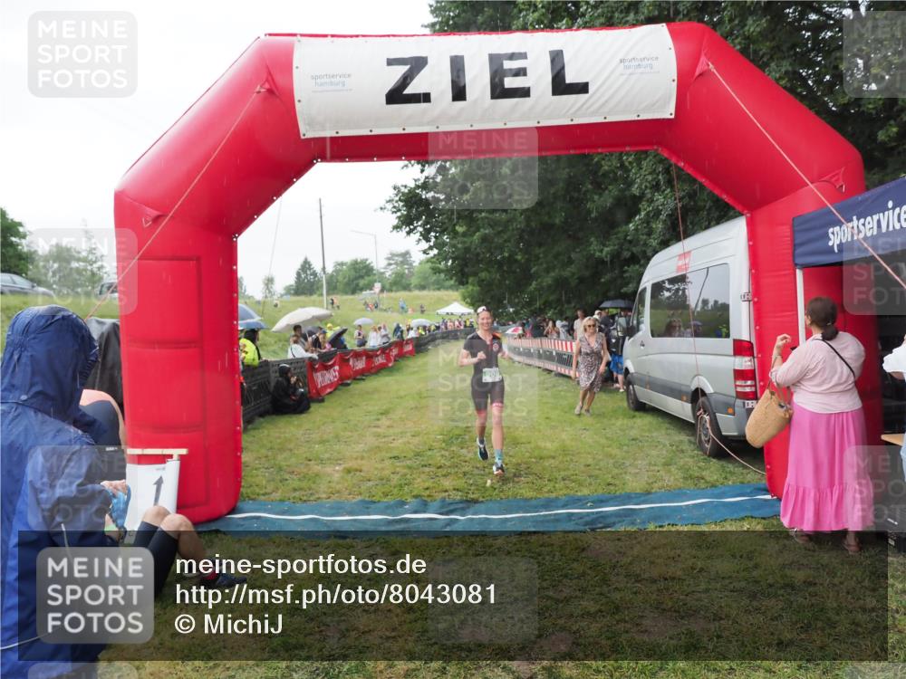 21.06.2025 - 27. Vierlanden-Triathlon MichiJ http://msf.ph/oto/8043081 15.06.2026 13:39:34 Ziel 909 meine-sportfotos.de