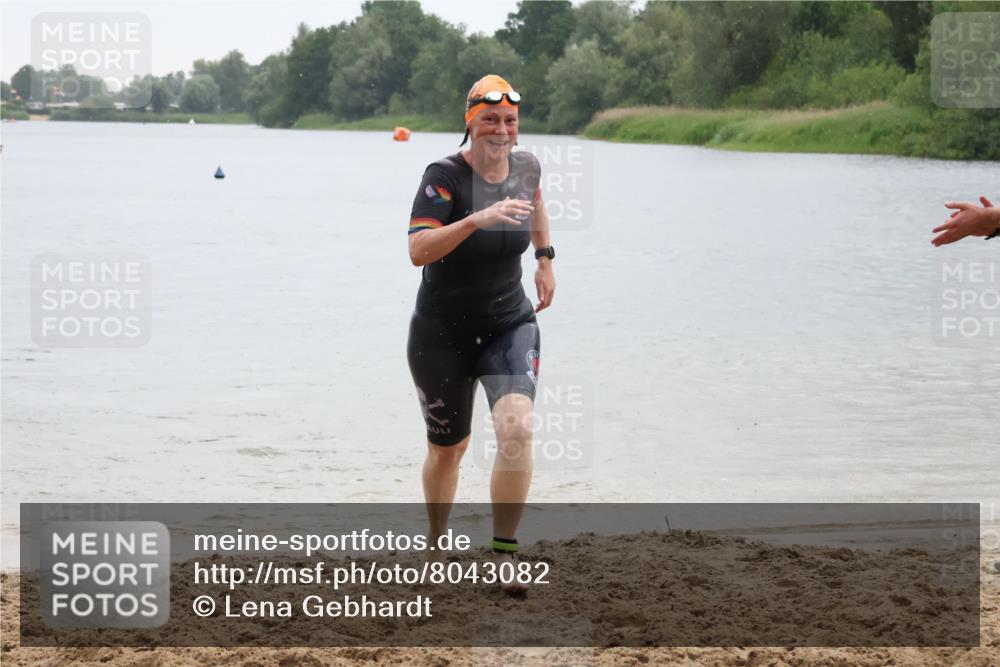 21.06.2025 - 27. Vierlanden-Triathlon Lena Gebhardt http://msf.ph/oto/8043082 15.06.2025 13:24:22 Schwimmen 1241 meine-sportfotos.de