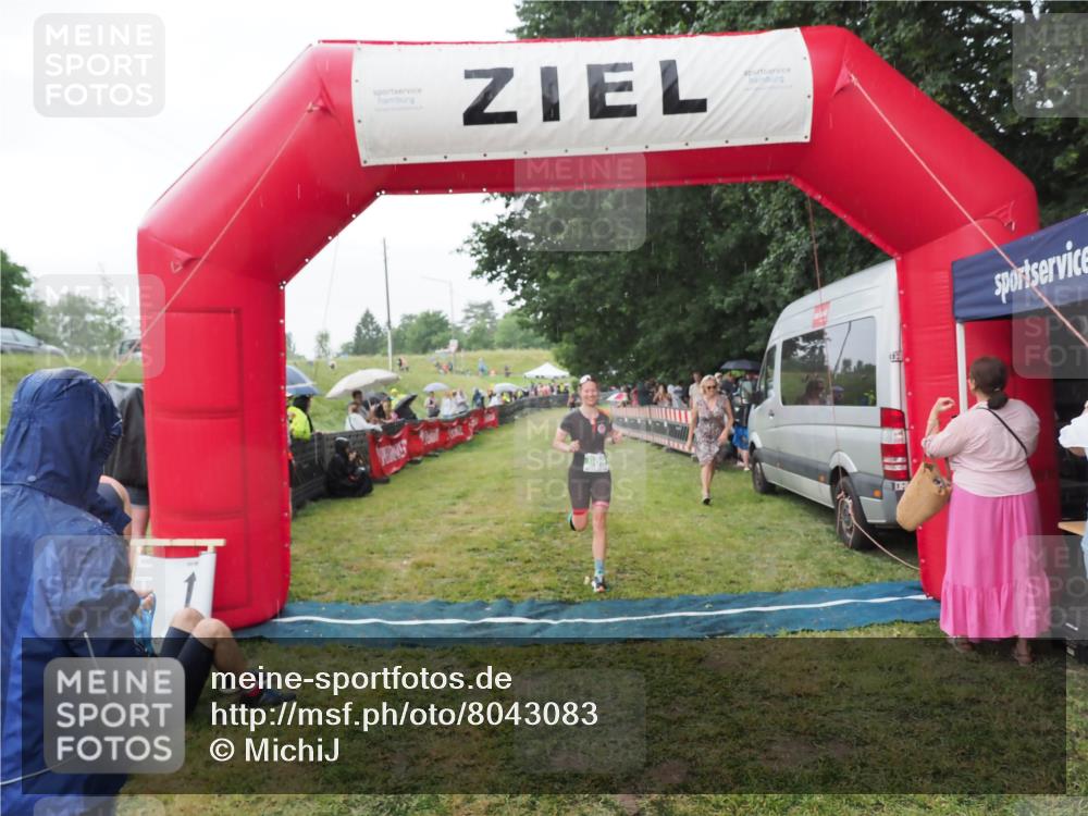 21.06.2025 - 27. Vierlanden-Triathlon MichiJ http://msf.ph/oto/8043083 15.06.2026 13:39:34 Ziel 909 meine-sportfotos.de