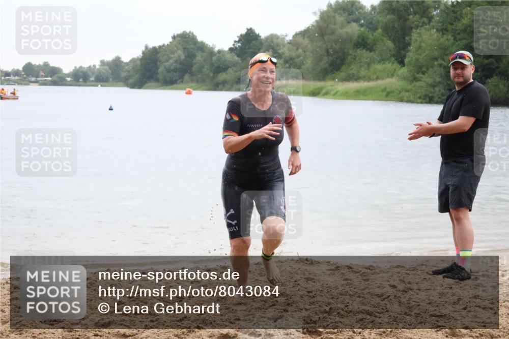 21.06.2025 - 27. Vierlanden-Triathlon Lena Gebhardt http://msf.ph/oto/8043084 15.06.2025 13:24:22 Schwimmen 1241 meine-sportfotos.de