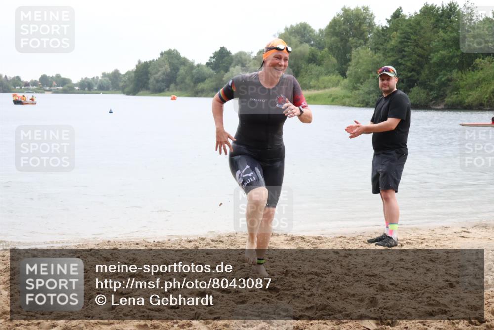 21.06.2025 - 27. Vierlanden-Triathlon Lena Gebhardt http://msf.ph/oto/8043087 15.06.2025 13:24:23 Schwimmen 1241 meine-sportfotos.de
