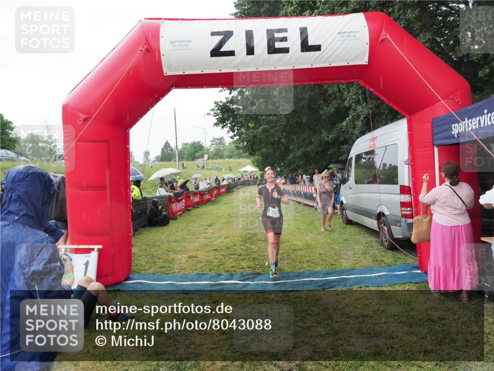 21.06.2025 - 27. Vierlanden-Triathlon MichiJ http://msf.ph/oto/8043088 15.06.2026 13:39:35 Ziel 909 meine-sportfotos.de