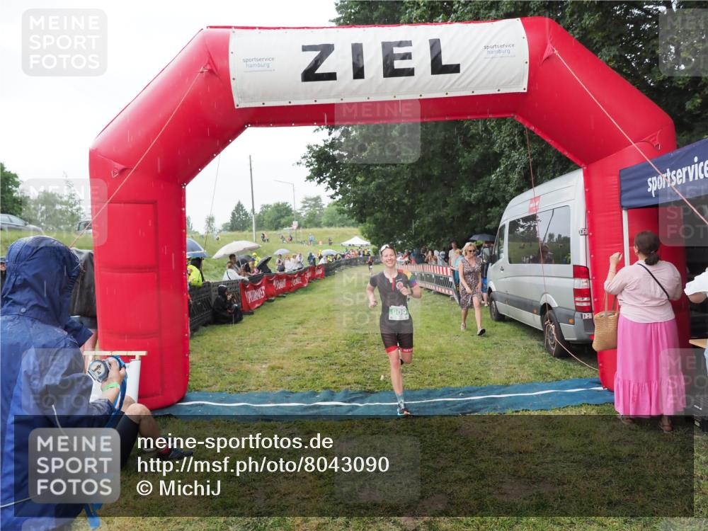 21.06.2025 - 27. Vierlanden-Triathlon MichiJ http://msf.ph/oto/8043090 15.06.2026 13:39:35 Ziel 909 meine-sportfotos.de