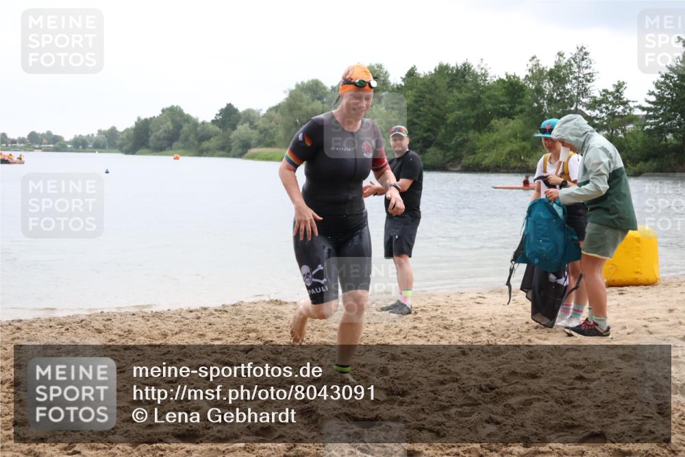 21.06.2025 - 27. Vierlanden-Triathlon Lena Gebhardt http://msf.ph/oto/8043091 15.06.2025 13:24:23 Schwimmen 1241 meine-sportfotos.de